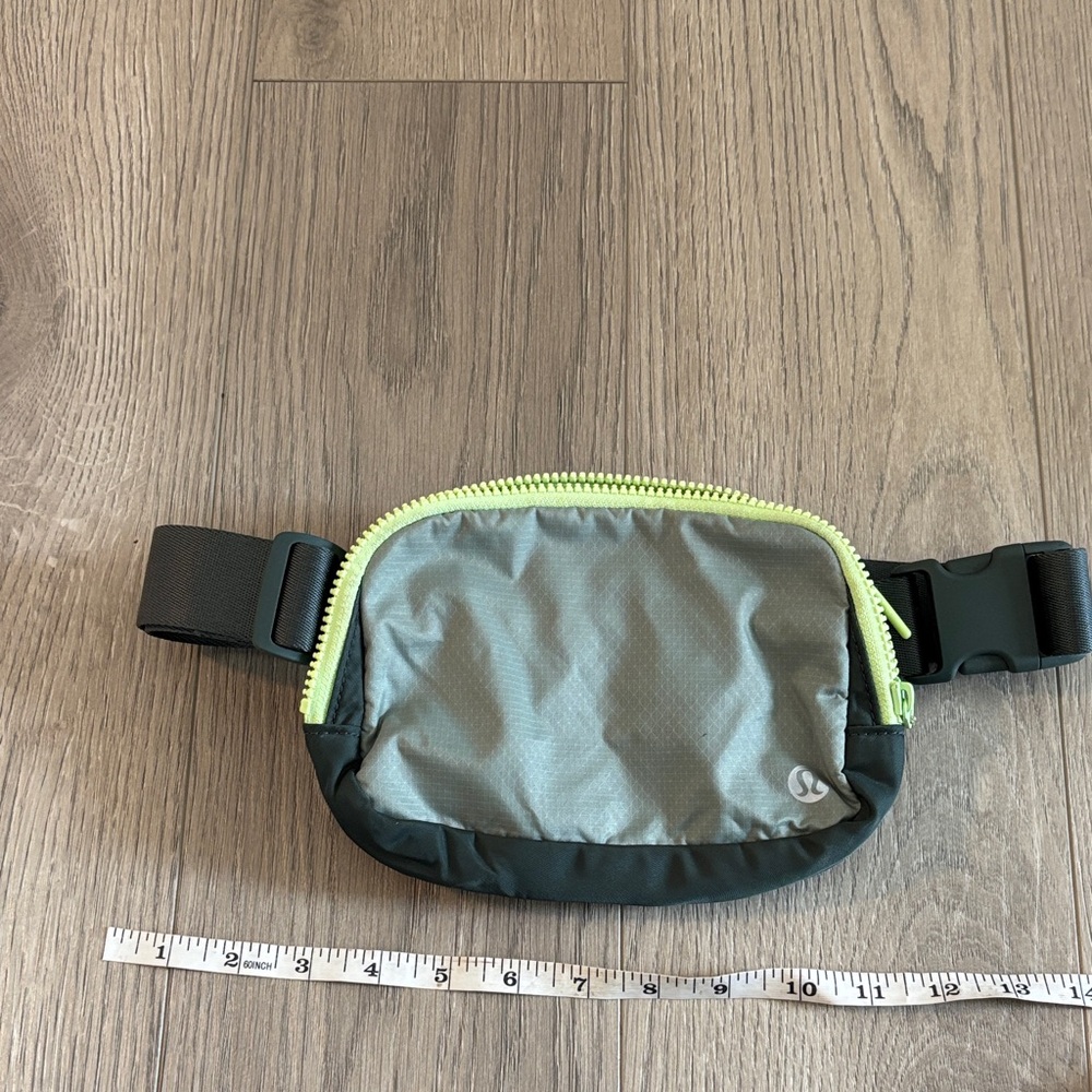 Lululemon everywhere 1L  crossbody bag - Picture 9 of 9